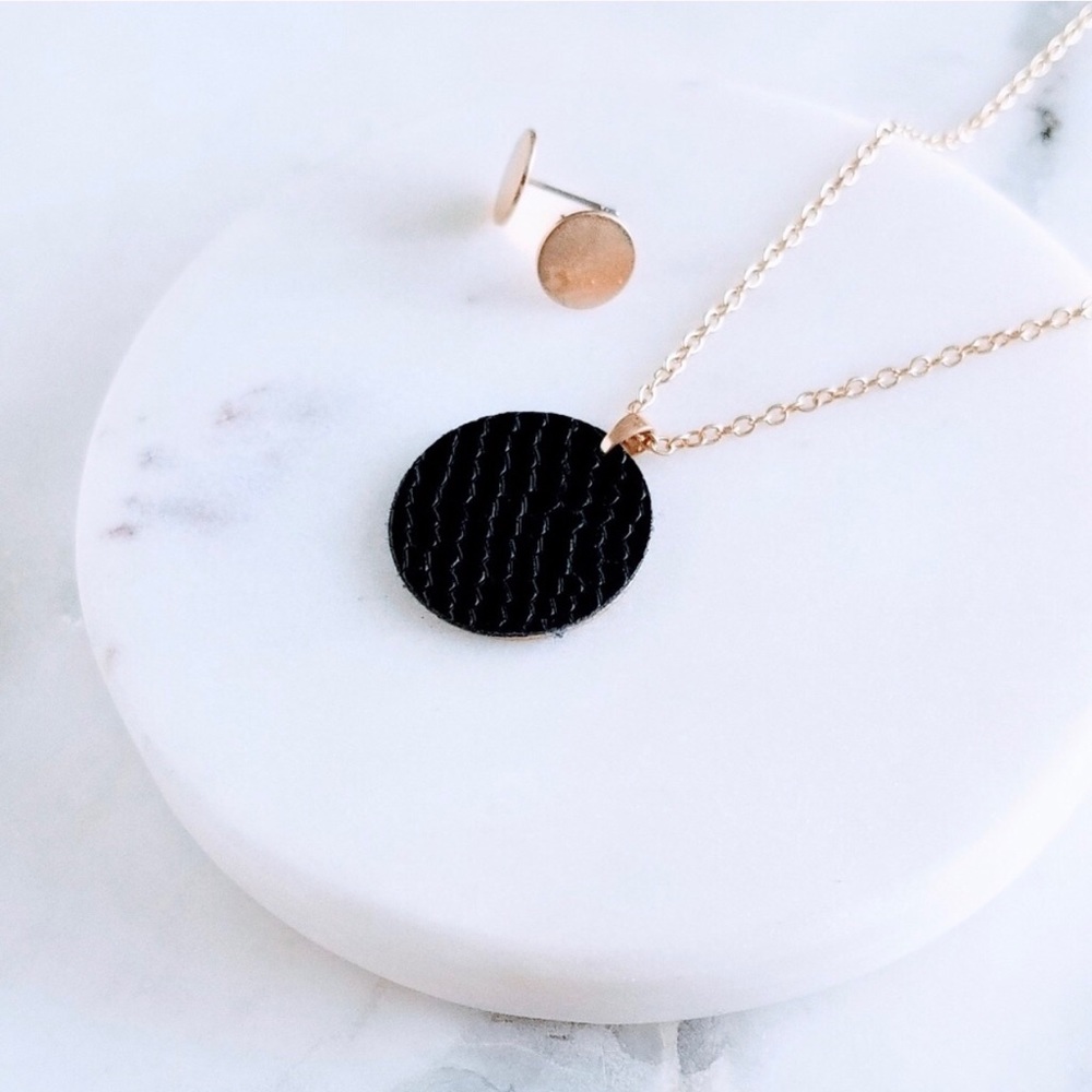 Textured disc pendant with disc earrings